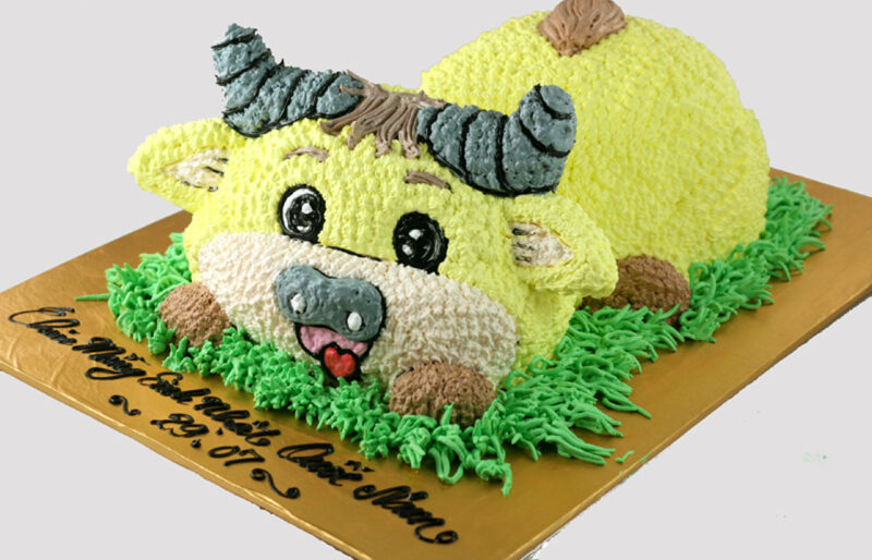 Bánh sinh nhật con trâu cho người tuổi Sửu cute màu vàng