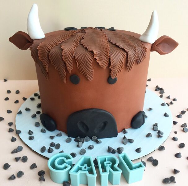 Bánh sinh nhật con trâu cho người tuổi Sửu đẹp màu nâu