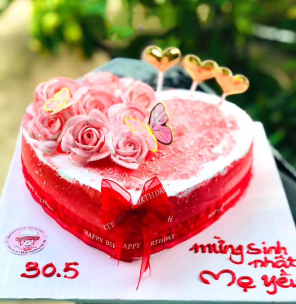 Bánh sinh nhật mẹ màu đỏ trái tim