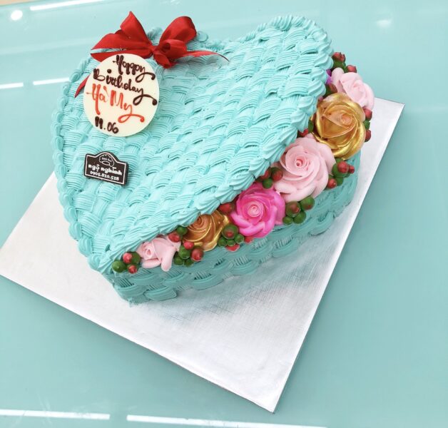Bánh sinh nhật trái tim đẹp lãng mạng màu xanh