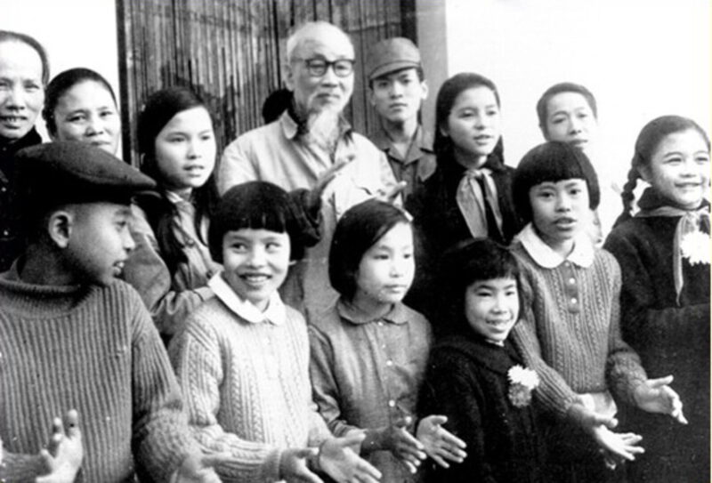Hình ảnh Bác Hồ với các cháu thiếu nhi Tết 1969