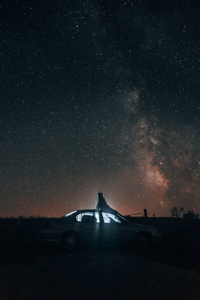 Hình ảnh bầu trời đêm đầy sao và xe ô tô