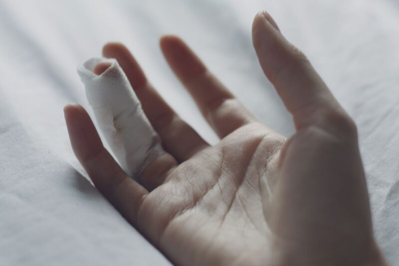 Hình ảnh bị đứt tay troll nền sáng