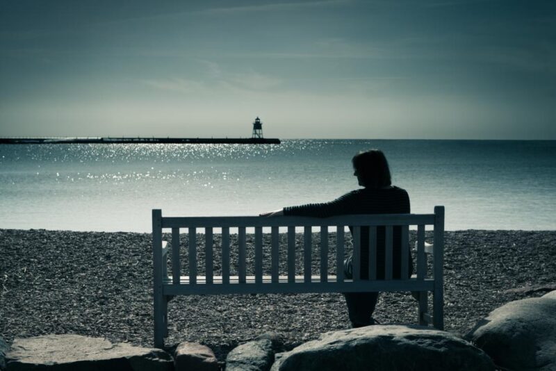 Hình ảnh buồn mất người thân ngồi một mình