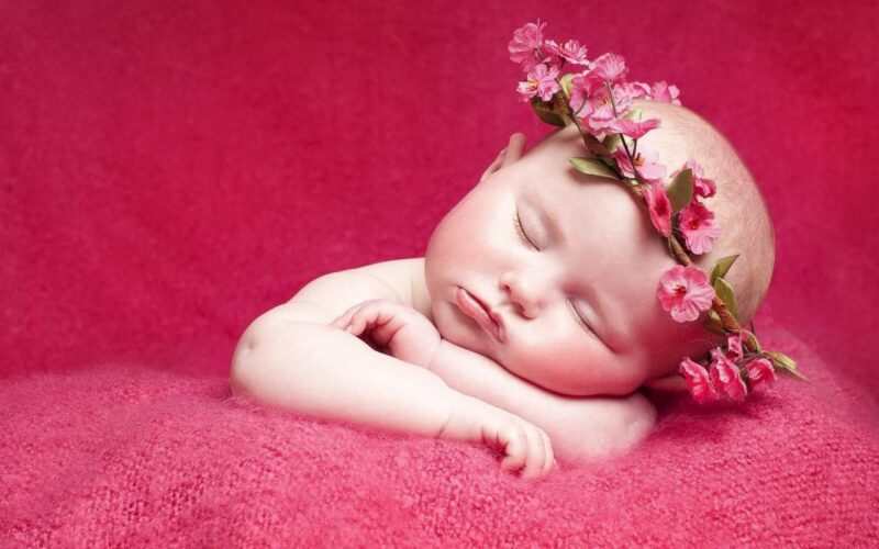 Hình ảnh buồn ngủ của bé đang đội vòng hoa