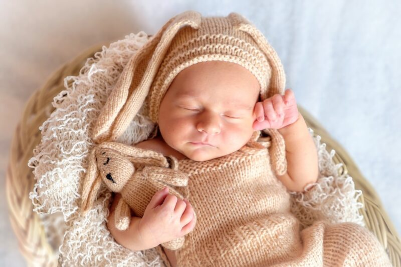 Hình ảnh buồn ngủ của em bé và set đồ thỏ