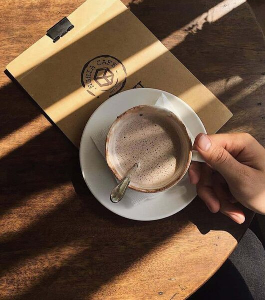 Hình ảnh cafe buồn trên tay