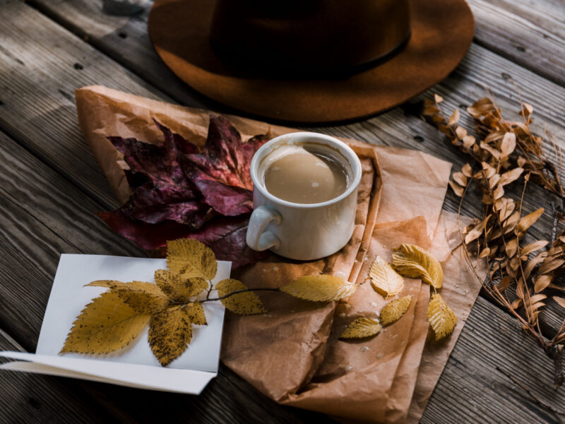 Hình ảnh cafe buồn và lá cây