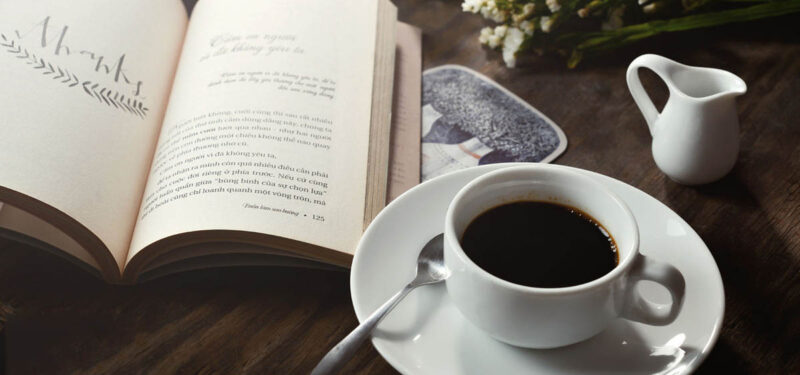 Hình ảnh cafe buồn và trang sách