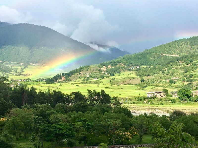 hình ảnh cầu vồng xuất hiện mang ý nghĩa may mắn