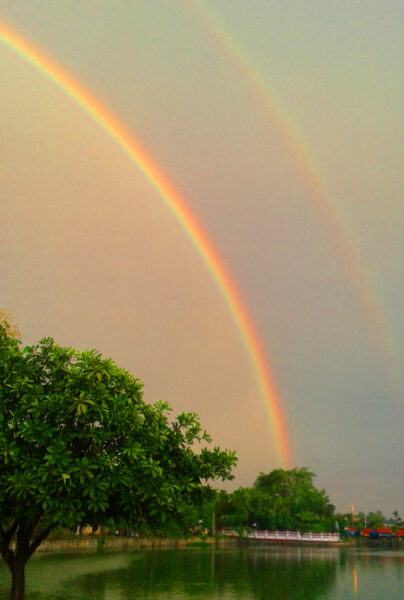 hình ảnh cầu vồng xuất hiện sau cơn giông