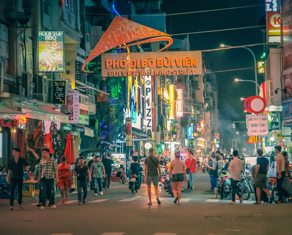 Đường phố Nhật Bản về đêm nhộn nhịp hay buồn đến NAO LÒNG