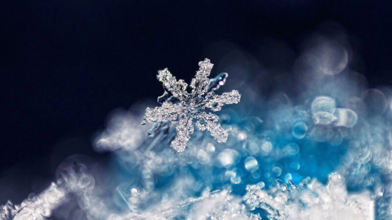 Bilder von funkelnden Schneeflocken