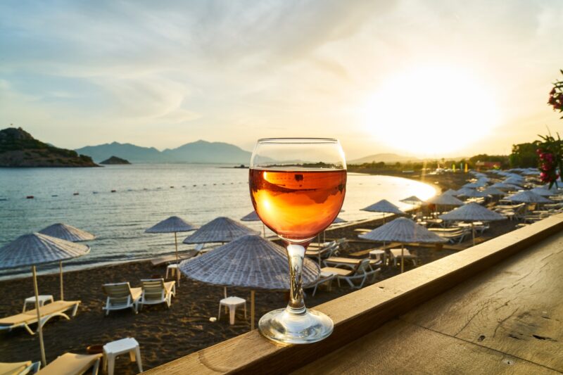 Hình ảnh ly rượu đẹp bên ven bờ biển