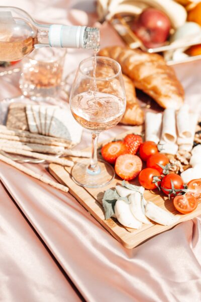 Hình ảnh ly rượu vang trắng bên bàn ăn đẹp