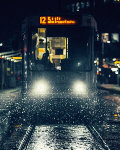 Hình ảnh mưa đêm chiếu bời đèn xe lửa