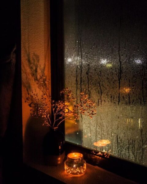 Hình ảnh mưa đêm qua khung cửa sổ