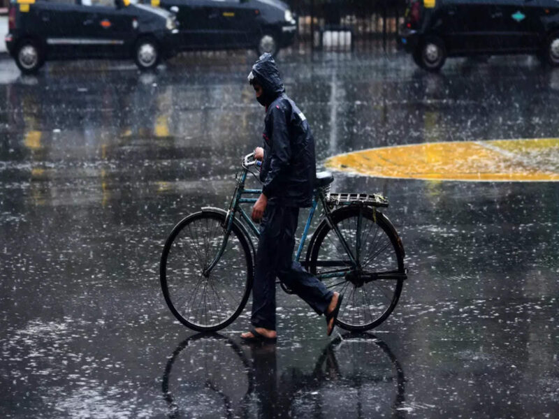 Hình ảnh mưa đêm với người đi xe đạp