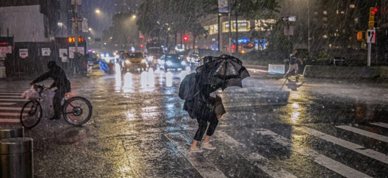Hình ảnh mưa đêm với người đội ô