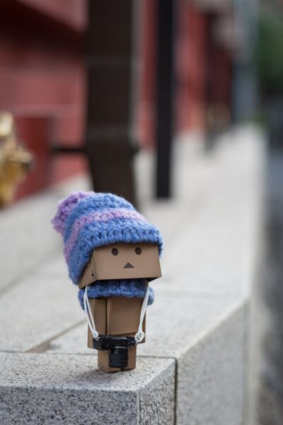 Hình ảnh người gỗ dễ thương đội mũ len