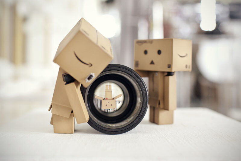 Hình ảnh người gỗ dễ thương với chiếc máy ảnh