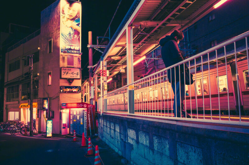 Hình ảnh phố đêm đợi tàu tâm trạng