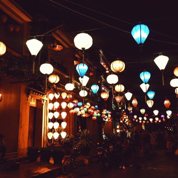 Hình ảnh phố đêm với những chiếc đèn lồng