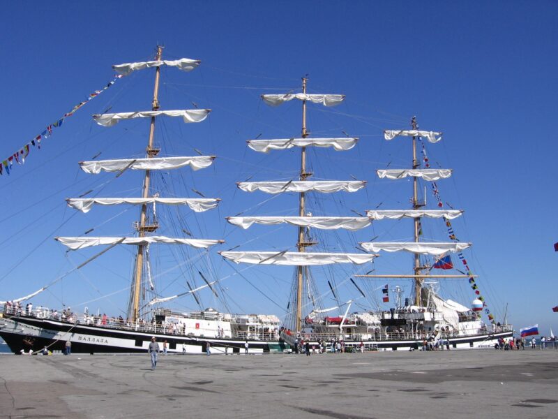 Hình ảnh thuyền buồm chưa căng buồm