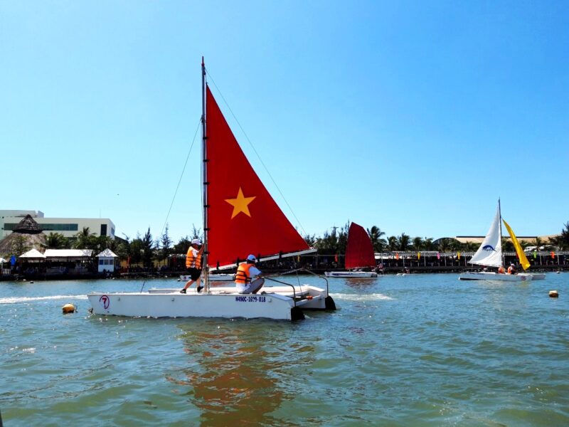 Hình ảnh thuyền buồm cờ đỏ sao vàng