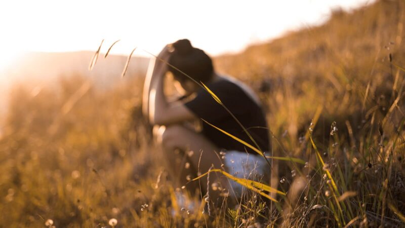 Hình ảnh tuyệt vọng chán nản một mình