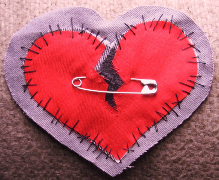 hình ảnh valentine đẹp buồn khi trái tim bị chắp vá