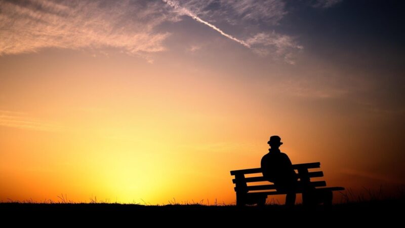 hình ảnh valentine đẹp buồn ngồi dưới ánh hoàng hôn