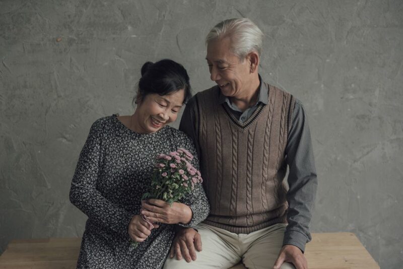 Hình ảnh vợ chồng già cười hạnh phúc