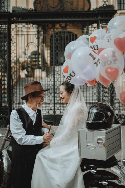 Hình ảnh vợ chồng già trên xe bong bóng