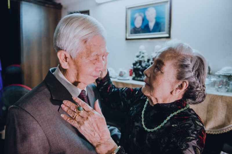 Hình ảnh vợ chồng già vuốt đầu