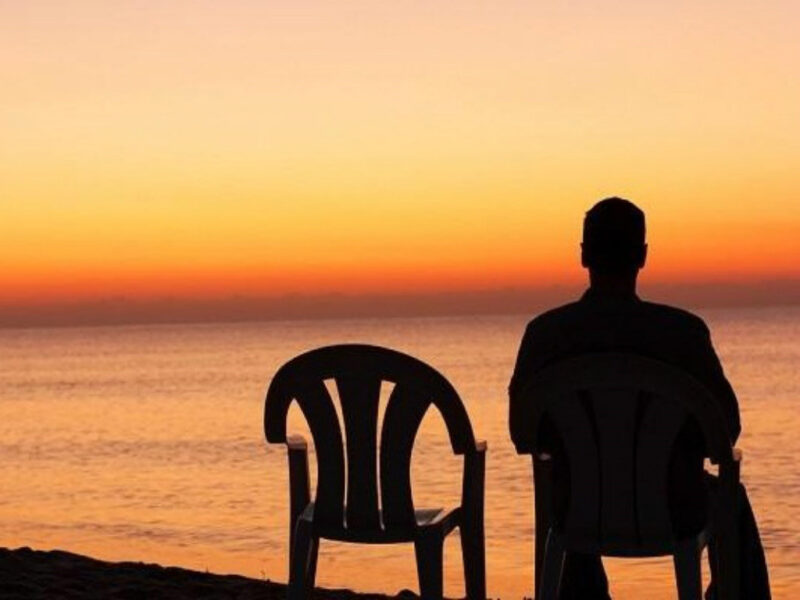 Hình ảnh yêu xa đẹp nhất - người đàn ông ngồi cô đơn trong chiều tà