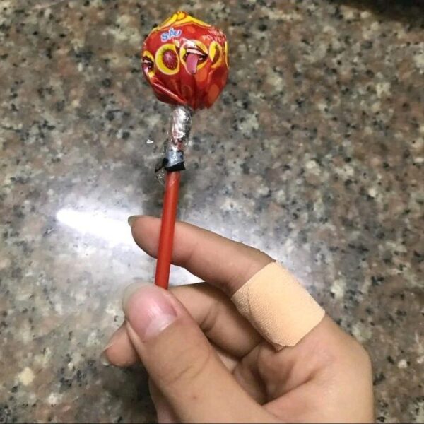 hình bị đứt tay troll người yêu