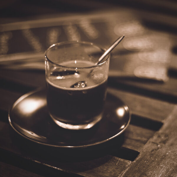 Hình cafe buồn trên bàn gỗ