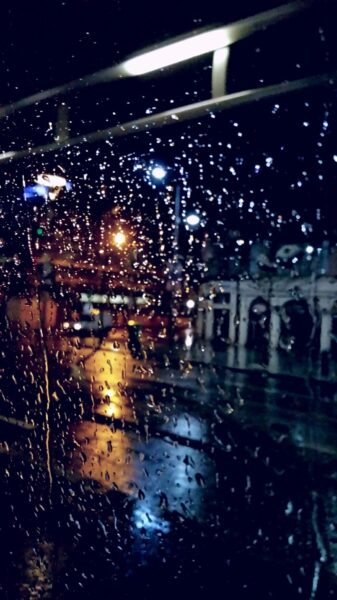 Hình mưa đêm buồn và giọt nước trên cửa kính