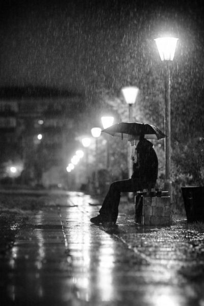 Hình mưa đêm buồn và người ngồi đợi