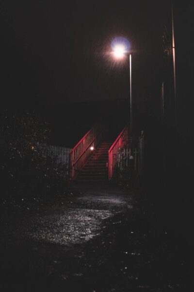 Hình mưa đêm rơi trên bậc cầu thang