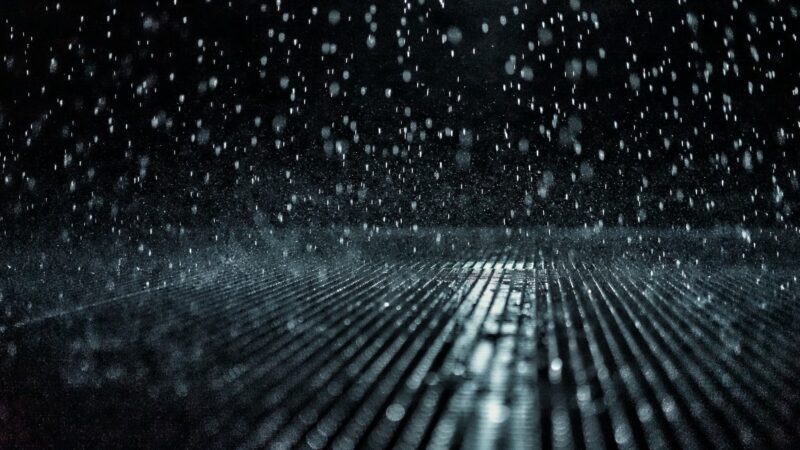 Hình mưa đêm rơi trên đường