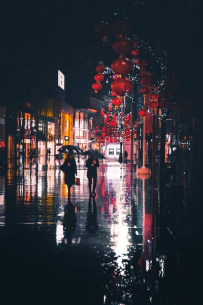 Hình mưa đêm trên phố đầy lồng đèn