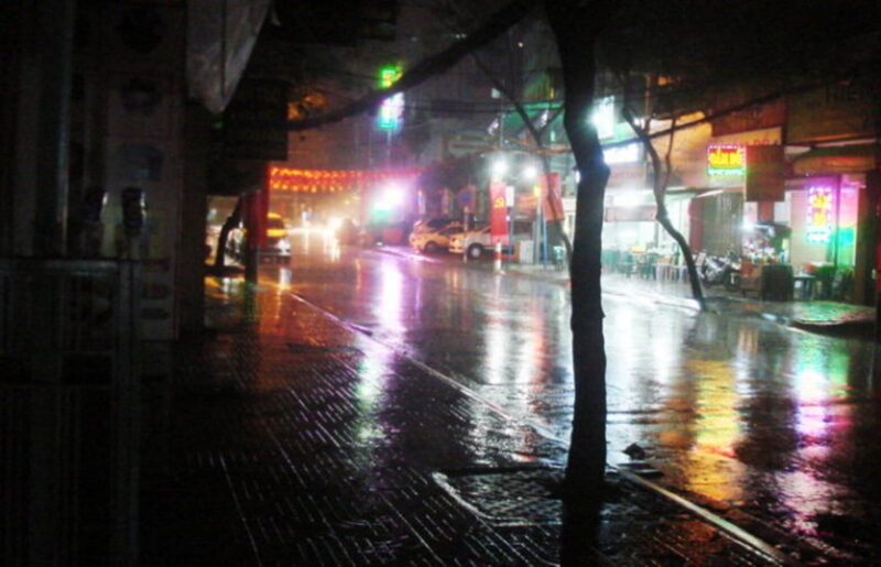 Hình mưa đêm trên phố Sài Gòn