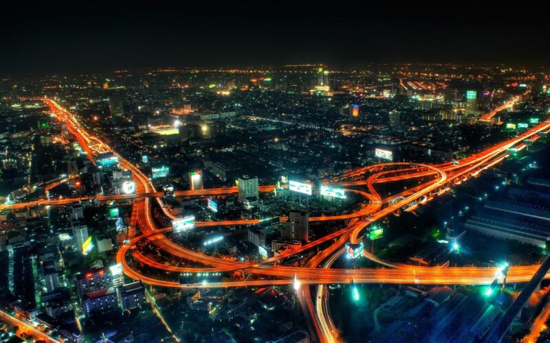 Hình nền thành phố về đêm với những con đường uốn lượn