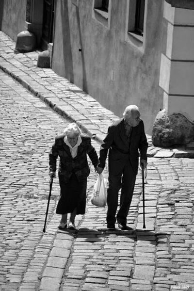 Tải hình ảnh vợ chồng già hạnh phúc trắng đen