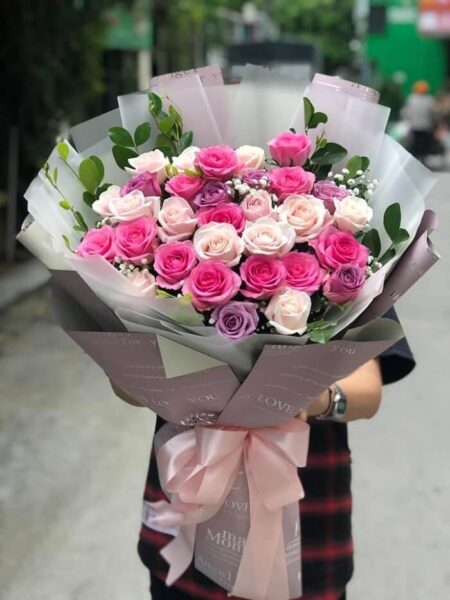 ảnh 20 10 tặng hoa bạn gái ngày phụ nữ Việt Nam