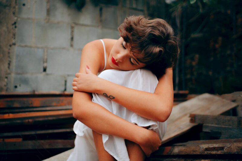 ảnh cảm xúc buồn rầu ôm gối