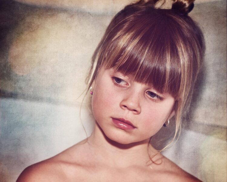 ảnh cảm xúc thắc mắc của cô bé