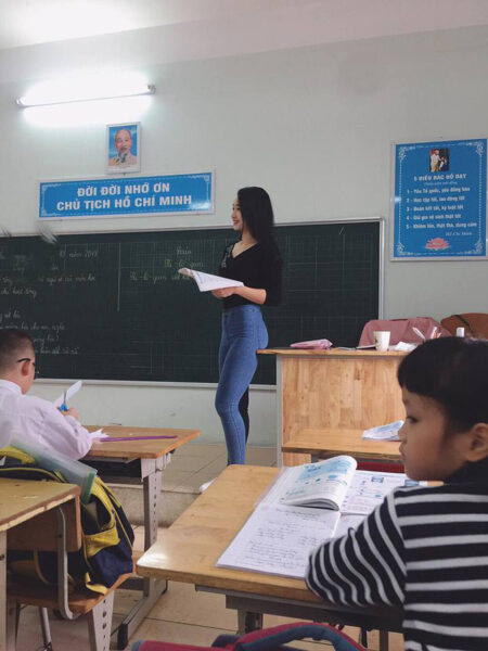 Bild eines Lehrers, der auf die Tafel schaut